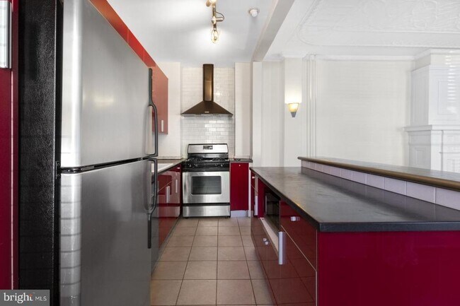 Building Photo - 2053 Christian St