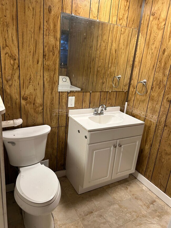 Building Photo - 3 BR/1.5 BA