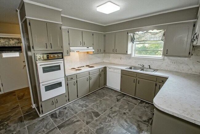 Building Photo - Gene Buckle