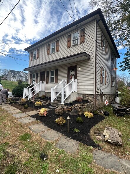 Left side is 803 - 803 E Street Rd
