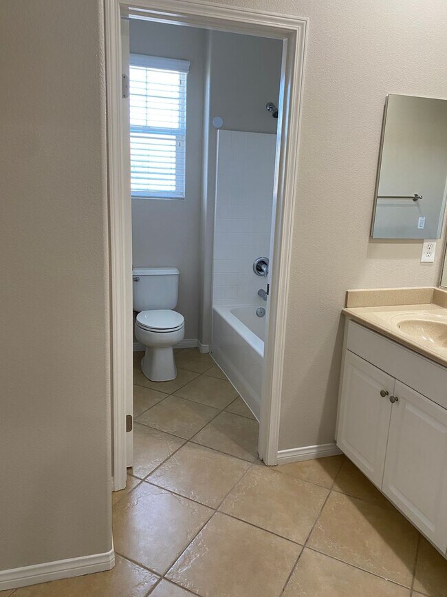 Building Photo - Beautiful 5 Bedroom Home in Murrieta Available!