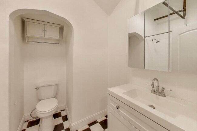 Building Photo - 902 S Claremont Ave