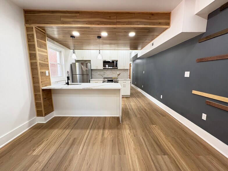 Building Photo - 5834 Phillips Ave