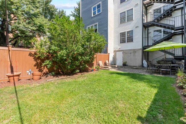 Building Photo - 88 Monroe St