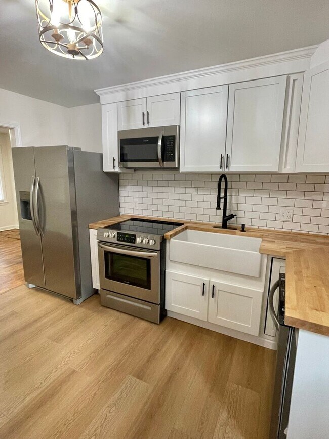 Building Photo - 2 Bed / 2 Bath with office space Home for Rent – Renovated Kitchen & Fenced Backyard