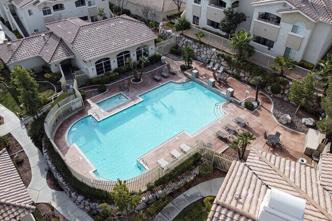 Building Photo - Fully furnished luxury 3br townhome with garage in gated Summerlin community