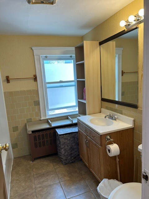 Shared bathroom - 121 Glenville Ave