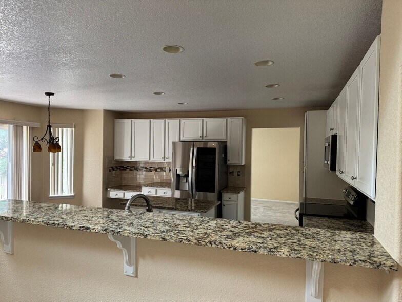 Building Photo - 6070 Deframe Ct