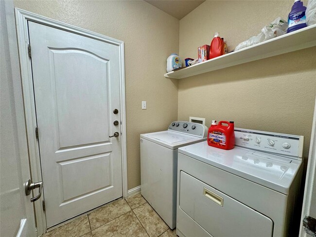 Building Photo - 205 Saddle Ridge Dr