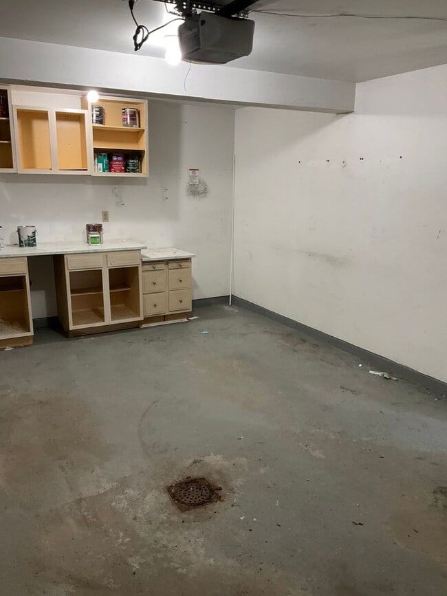 Building Photo - Large 3 Bedroom 2.5 bath townhome with additional finished room.