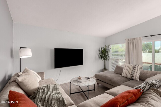 Building Photo - 303 W Fellars Dr