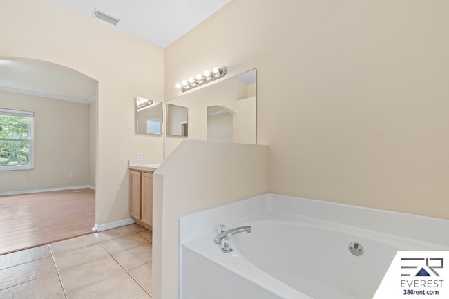 Building Photo - 16 Pinelynn Dr