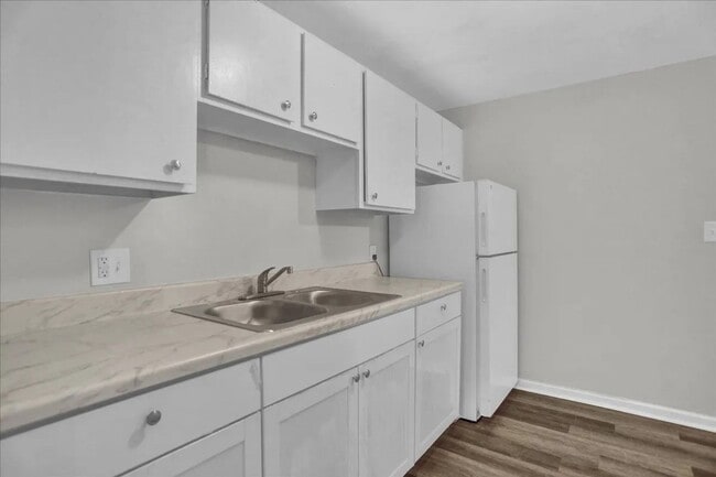 Building Photo - Beautifully Updated 1 Bed/1 Bath Apartment...