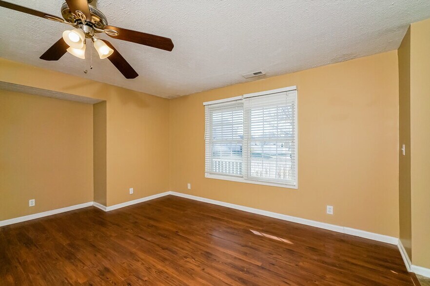 Building Photo - 6220 Maravian Dr