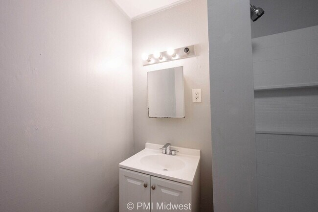 Building Photo - "Charming & Cozy 2BR, 2BA Retreat in Indianapolis - Your Perfect Urban Oasis Awaits!"