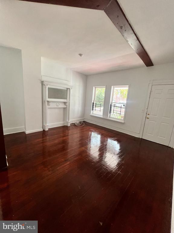 Building Photo - 323 Collins Ave