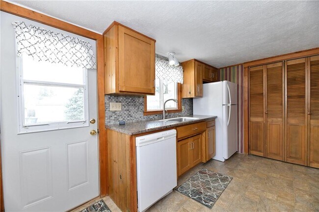 Building Photo - 2415 S A St