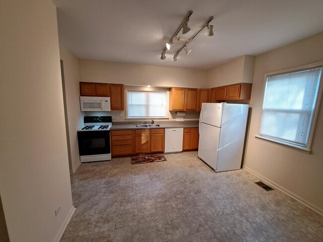 Building Photo - 1509 W Greenleaf Ave