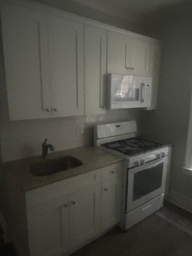 Building Photo - 173 W 48th St