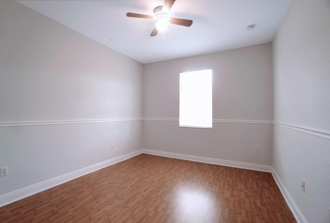 Building Photo - 6890 Julia Gardens Dr