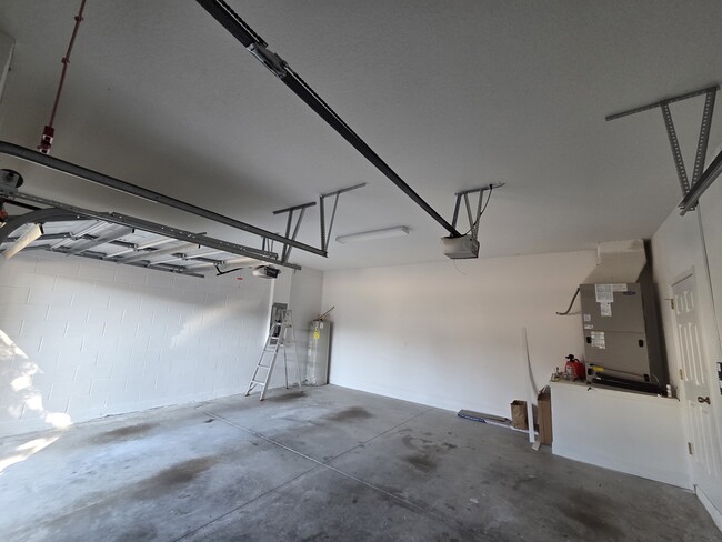 Building Photo - 2819 Roseglen Way