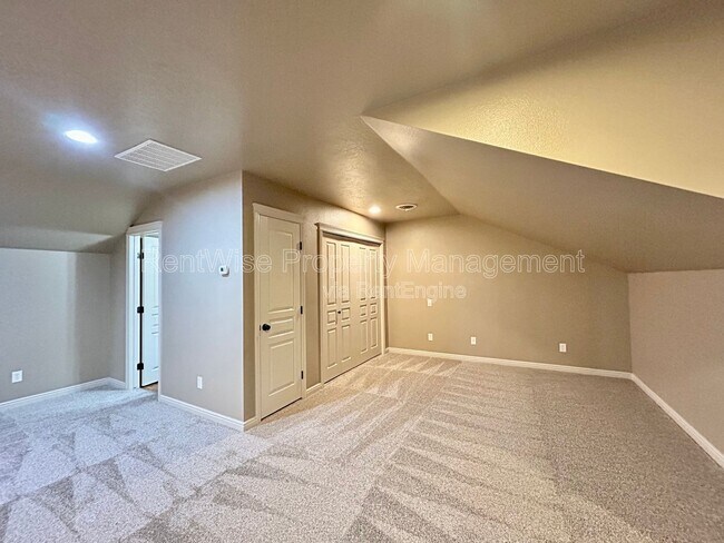 Building Photo - 2253 W los Flores Dr