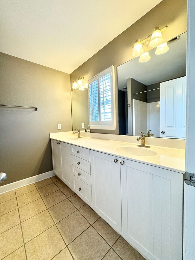 Building Photo - 3 Bed, 2.5 Bath Townhome w/ 2 Car Garage