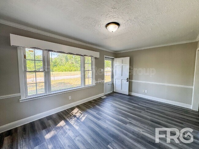 Building Photo - 610 3rd St