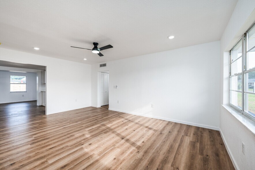 Building Photo - 1811 Rhoades Terrace