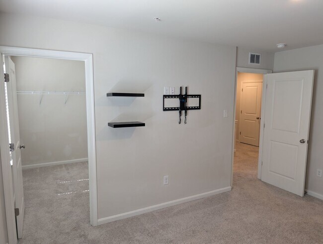 Building Photo - 125 Maple Run Dr