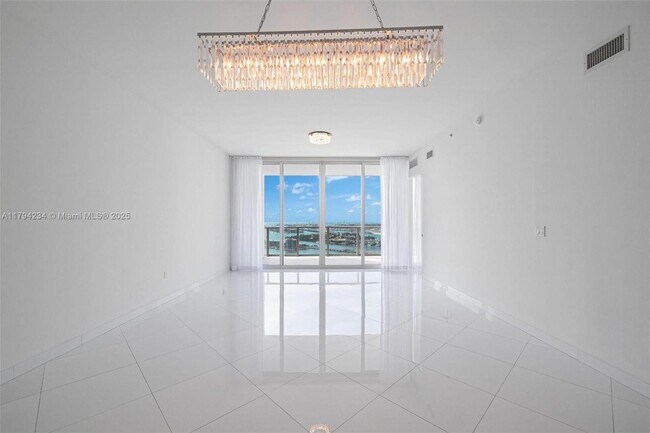 Building Photo - 2020 N Bayshore Dr