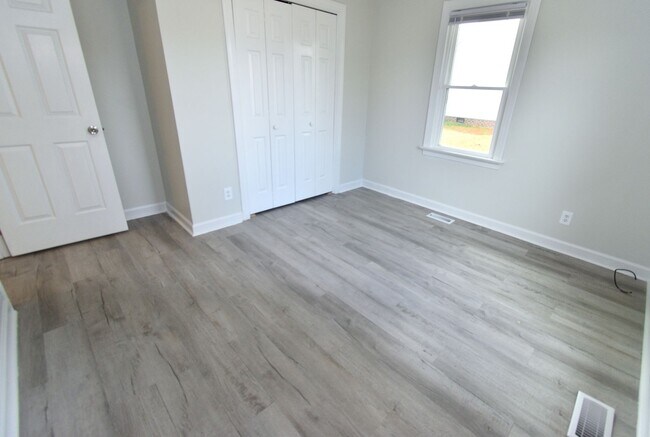 Building Photo - 505 E Birchwood Dr