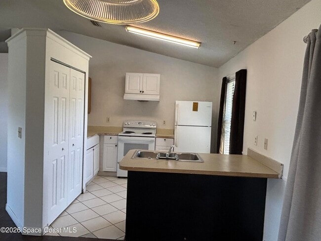 Building Photo - 272 High Rd NW