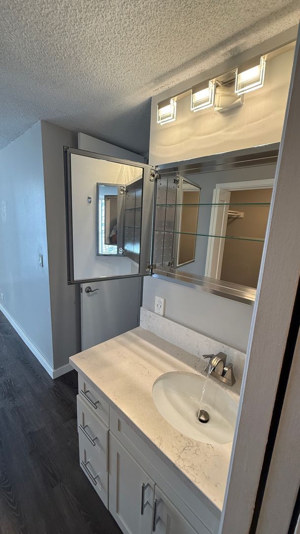 Building Photo - Modern 2-Bedroom Unit with Large Lanai – Prime Waikiki Location