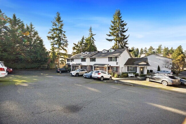 Building Photo - TOWNHOUSE IN KENT! Two story condo/townhouse 2 bedroom 1.5 bathroom TOWNHOUSE in Kent at Colonial...