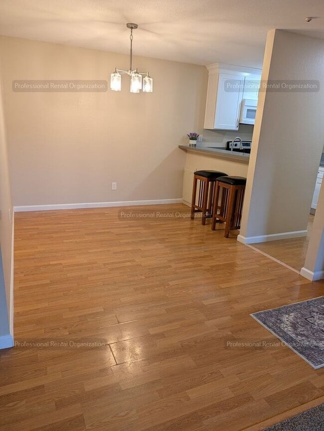 Building Photo - Single level condo in one of the nicest developments in Bennett Valley