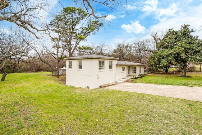 Building Photo - Fully Remodeled 3 Bed, 2 Bath Home in River Oaks w/ Basement- 76114