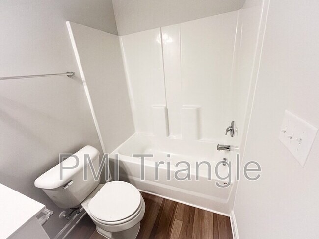 Building Photo - 802 Oak Center Dr