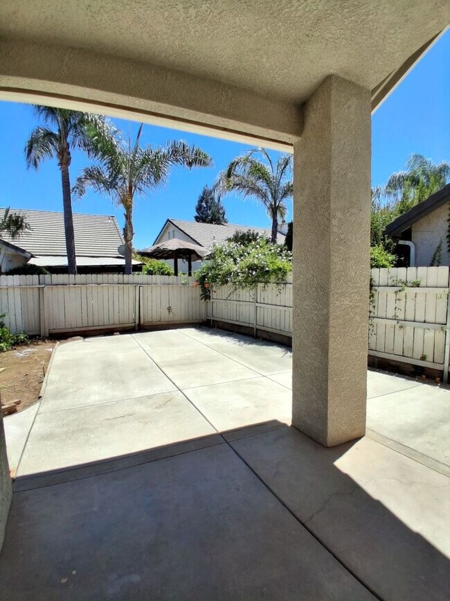 Building Photo - 10374 N Sierra Vista Ave