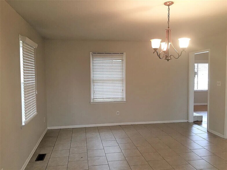 dining room - 407 Collins Ave