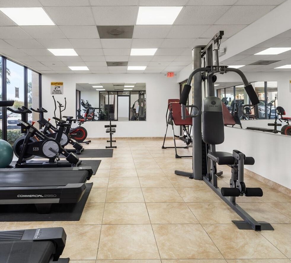 Building Photo - 9340 Fontainebleau Blvd