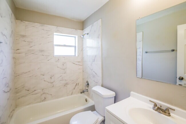 Building Photo - 841 NE 51st Ct