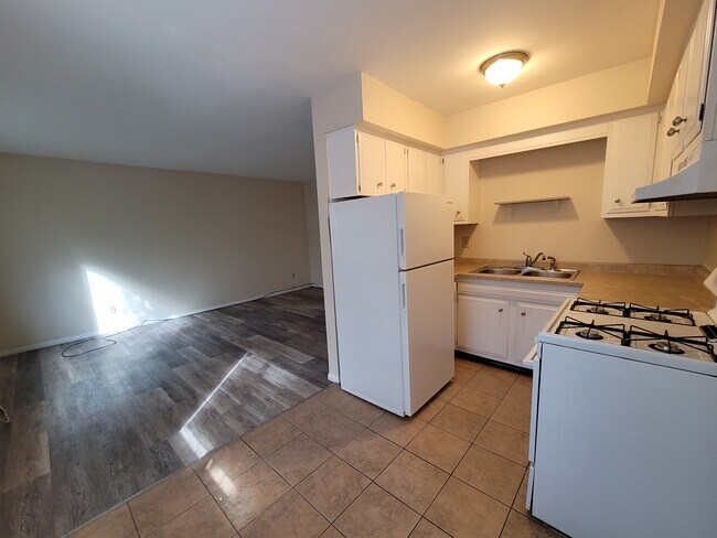 Building Photo - 2069 N Cambridge Ave