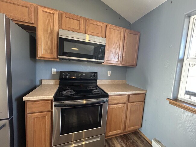 Building Photo - 2 Bed / 1 Bath Upstairs Condo with Garage. Convenient location. MOVE IN SPECIAL!