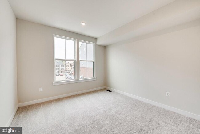Building Photo - 14055 Sunrise Valley Dr