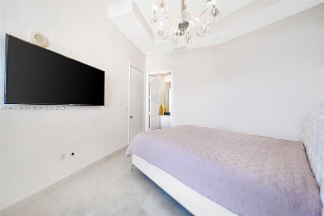 Building Photo - 15811 Collins Ave