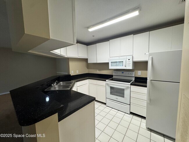 Building Photo - 7667 N Wickham Rd