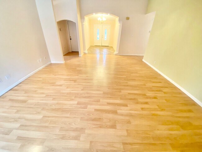 Building Photo - SPACIOUS SINGLE-STORY HOME 3 BEDROOM & 3 B...