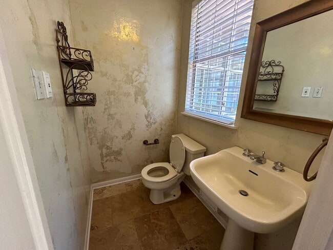 Building Photo - Gorgeous South Highlands 3 Bedroom Home