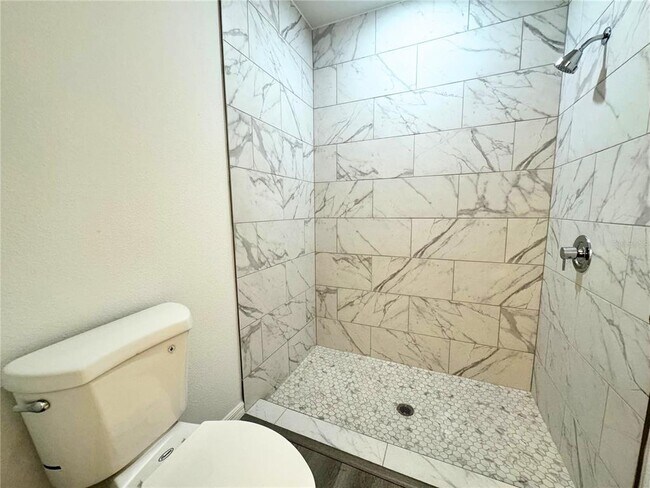 Building Photo - 1312 Hillsborough Ct